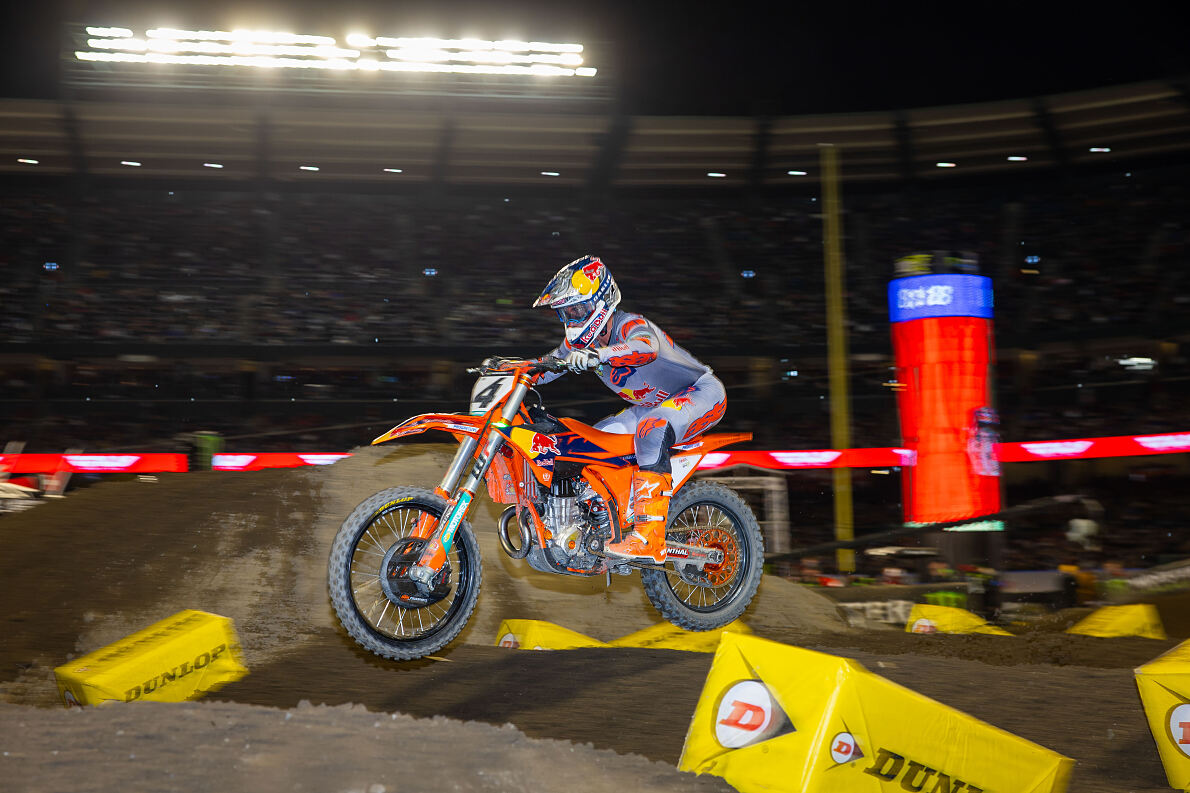 Chase Sexton sprints to 2025 A1 Supercross victory